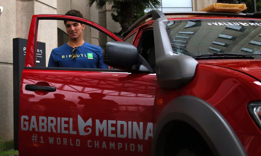 O número 1 do surfe mundial Gabriel Medina ganha L200 Triton personalizada