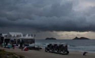 Vento e chuva fortes, mar storm e o público vai ter que aguardar mais um dia para ver os melhores surfistas do mundo competindo no Rio de Janeiro Barra da...