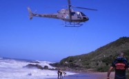 Na praia Vermelha em Penha Santa Catarina, o surfista Richard Karlink, de apenas 21 ano passou por um sufoco daqueles. Ele teve que ser resgatado do mar pelo helicóptero da Polícia Militar, que deu...