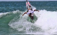 A primeira etapa do Brasil Surf  Pro que acontece na Praia do Cupe, em Ipojuca, Pernambuco, teve suas baterias realizadas nesta sexta-feira.  Dos 16 cabeças-de-chave, apenas 5 conseguiram parar os...