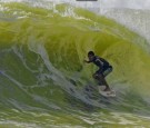 Ressaca provoca ondas de até 2,5 metros de altura Ressaca atinge praias do Espírito Santo e provoca ondas de até 2,5 metros de altura Ondas de mais de dois metros que atingiram o litoral capixaba nesta quarta (24)...