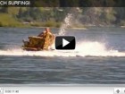 Adolescentes transformam sofá em surf Quatro adolescente do Canadá precisamente do lago Kootney na Columbia Britânica, decidiram inovar e sem mais nada importante pra fazer transformaram o comum sofá em um meio de se divertir...