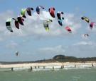 Rafael Souza da show no Kite Tour 2011 Rafael Souza, que compete pela primeira vez no Tour, vence cinco baterias e se classifica para a fase de desafios no Freestyle. Competição que acontece até domingo (11/09), terá sábado...