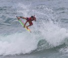 O SuperSurf Internacional foi iniciado debaixo de chuva, mas logo o Sol apareceu no céu nublado que amanheceu na terça-feira de ondas de 2-3 pés na Praia de Itamambuca. Dos...