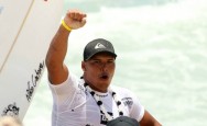 Mullinha vence Phil Razman e fecha Brasileiro de longboard com chave de ouro Danilo Rodrigo, o Mullinha, que já tinha faturado no sábado (19/11) por antecipação o título do Circuito Brasileiro de longboard, na Praia da Macumba, no Rio de Janeiro, fechou o domingo com chave de ouro após derrotar na final o carioca Phil Rajzman, campeão mundial de 2006.