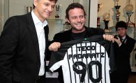 Teco Padaratz, recebe homenagem do time do Figueirense e ganha camisa especial com seu nome gravado nela.