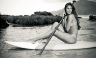 Um ensaio sensual pela preservação dos oceanos. A edição de dezembro da revista Hardcore está mais que especial, trazendo para os leitores um calendário com algumas das melhores surfistas brasileiras, com o título ” Um ensaio sensual...