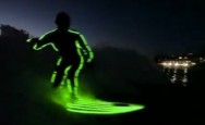 Surf Noturno Para marcar o início do verão, Strongbow juntou com o lendário cineasta Jack McCoy de (Endless Summer II), Bali Strickland e Tan Eugene (Aquabumps) para realizar imagens alucinantes nas noites...