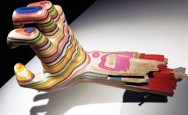 SKATE ART – Ainda não sabe o que fazer com seus skates antigos? Você é dessas pessoas que ao passar por um monte de entulho e com seus olhas treinados para caça, consegue ver ali uma obra e no mesmo tempo pensa ”...