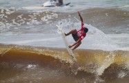 Billabong ASP World Junior – 2 brasileiros avançam na Australia Após dois dias de tempestades na Gold Coast, o Billabong ASP World Junior retornou na quinta-feira para continuar a decisão do título mundial Pro Junior de 2011 na Austrália. As ondas subiram para 3-4 pés, porém com formação irregular no mar mexido com forte correnteza em Burleigh Heads.