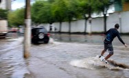 Você na FotoSurf – Mulecada pratica Wakeboard em rua inundada após temporal em Vitória Galera pratica Wakeboard nas ruas alagadas de Vitória.