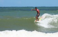 Jeferson Silva campeão do Huanchaco Longboard Pro Brasileiro também se tornou campeão sul-americano de Longboard da temporada 2012 na final contra o defensor do título, o peruano Piccolo Clemente O brasileiro Jeferson Silva venceu o Huanchaco Longboard...