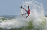 Três brasileiros entre os 12 melhores na Austrália Adriano de Souza, Miguel Pupo e Heitor Alves passaram para a fase das duas chances de classificação para as quartas de final...