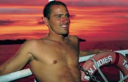 A rotina matinal de Kelly Slater O que você faz quando acorda ? Bom isso acredito que não seria novidade pra você certo. Mas saber o que o melhor surfista de todos os tempos, com 11...