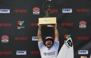 Só deu Brasil em Newcastle na Austrália. Filipe Toledo tirou a única nota 10 com seus aéreos e foi o vice-campeão com Hizunomê Bettero ficando em terceiro lugar no Burton Toyota Pro em Newcastle O catarinense Willian...