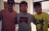 O Surfista Alejo Muniz faz visita a Neymar e Paulo Henrique Ganso O Surfista Alejo Muniz deu uma variada em sua rotina de treinos e nessa Terça-feira (20/03) fez uma visita no centro de treinamento do Santos Futebol Clube e não deixou de paparicar os dois maiores...