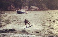 Neymar se diverte mais uma vez com seu wakeboard Neymar se divertiu com Wakeboard. Foto: Twitter/Reprodução Neymar nesta sexta-feira divulgou no seu Twitter qual é a sua nova diversão, o Wakeboard. Neymar praticou o esporte na Praia do Góis,...