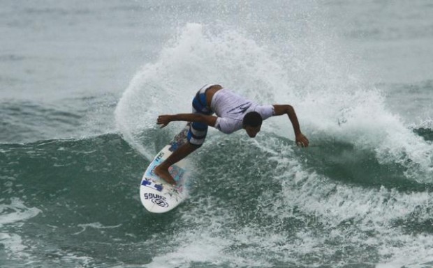 Antonio Eudes (CE) na 1ª etapa do Paulista de Surf Pro 2012. Foto: Haroldo Nogueira