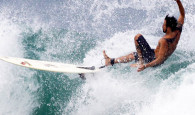 O ator Paulinho Vilhena foi clicado surfando na praia de Grumari, no Rio de Janeiro. Entre uma onda e outra […]