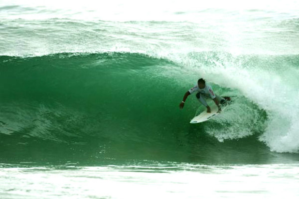 David do Carmo passando por dentro em Willard´s Beach (Foto: Kelly Cestari / ASP Images)
