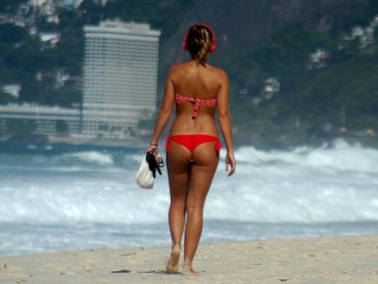 Mesmo com o mar agitado, banhista aproveita para passear na praia de Copacabana, no Rio de Janeiro