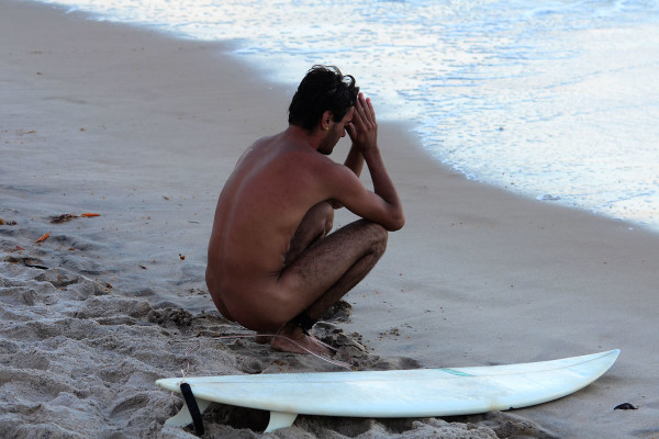 Unidos por uma ideologia, cerca de 40 surfistas caíram despidos nas águas do litoral sul da Paraíba