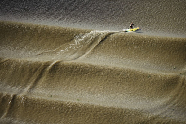 Lenda do windsurfe, californiano desbrava pororoca no Maranhão