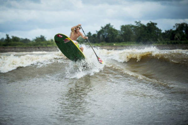Robby Naish surfa pororoca em Arari, Maranhão, Brasil Red Bull/Divulgação