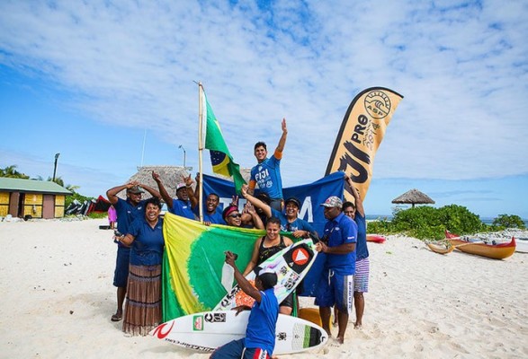 Medina comemora nas areias de Fiji a vitória na etapa sobre Nat Young (Foto: ASP)
