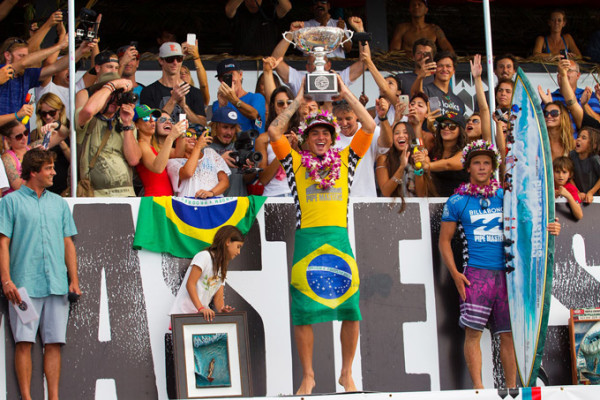 Gabriel Medina levata a taça de campeão mundial de surfe 