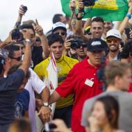 Torcida brasileira faz a festa nas areias do Havaí