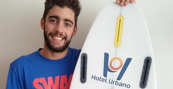 O carioca de 26 anos que viaja o mundo em busca das maiores ondas do planeta levará a partir de agora o logo do Hotel Urbano estampado em suas pranchas 