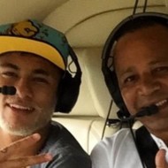 Neymar e o pai chegaram de helicóptero a Itapema