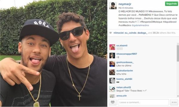 Neymar faz homenagem ao amigo Gabriel Medina pelo titulo mundial 