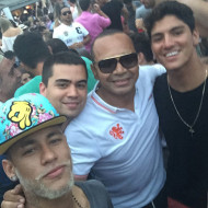 Neymar, um amigo, o pai dele e Gabriel Medina: festa em Floripa