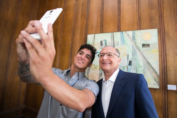 Gabriel Medina faz selfie com Governador Geraldo Alckmin