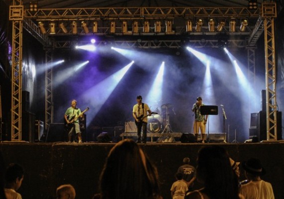 Banda MuitaVibe SurfMusic no Superpalco montado para o Réveillon 2015-Praia da Taíba