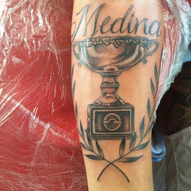 Padrasto de Medina cumpre promessa por título mundial e faz tatuagem