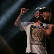 Neymar e Gabriel Medina se divertem em show de Thiaguinho no Sul