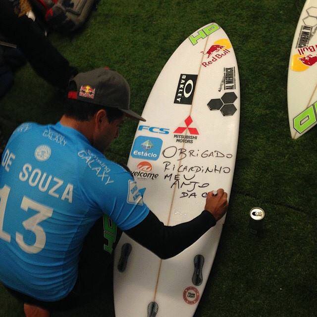 Adriano de Souza dedica vitória ao surfista Ricardo dos Santos