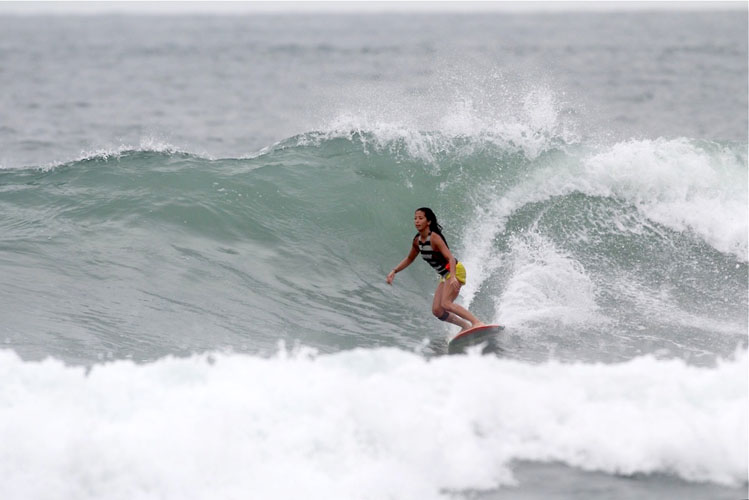 Surfista Tayna Hanada surfando em Maresias, São Sebastião (SP)