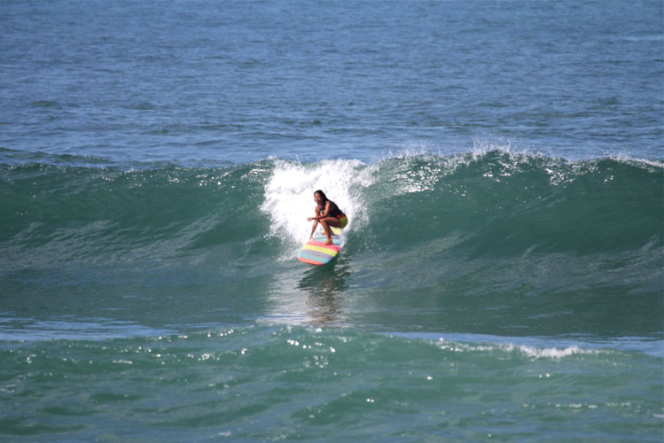 Surfista Tayna Hanada surfando em Maresias, São Sebastião (SP)
