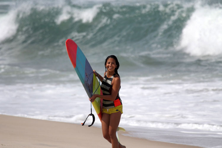 Surfista Tayna Hanada surfando em Maresias, São Sebastião (SP)