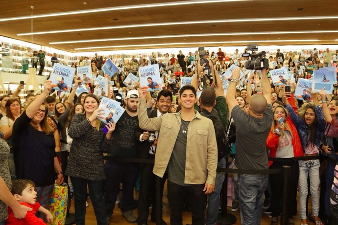 Gabriel Medina lança livro biografia em São Paulo 