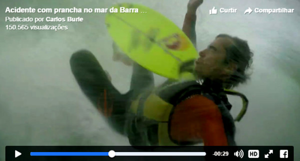 Carlos Burle toma pranchada no rosto durante sessão na Barra