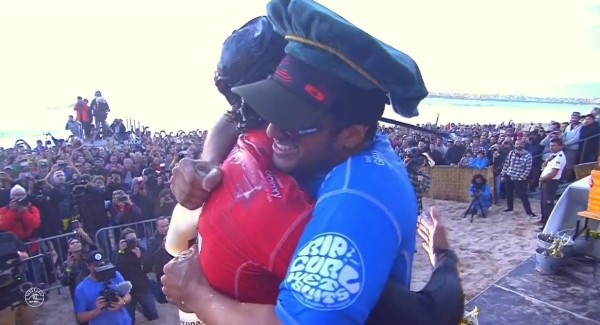 Filipe Toledo e Ítalo Ferreira fazendo uma final espetacular em Portugal