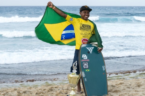 Socrates Santana é o primeiro campeão da categoria para atletas até 18 anos. FotoSurf: Alex Diaz