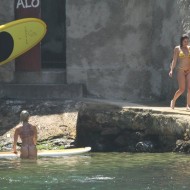 Laura Keller e Maria Melilo de fio dental surfam de stand up paddle no Rio de Janeiro.