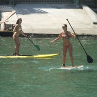 Laura Keller e Maria Melilo de fio dental surfam de stand up paddle no Rio de Janeiro.